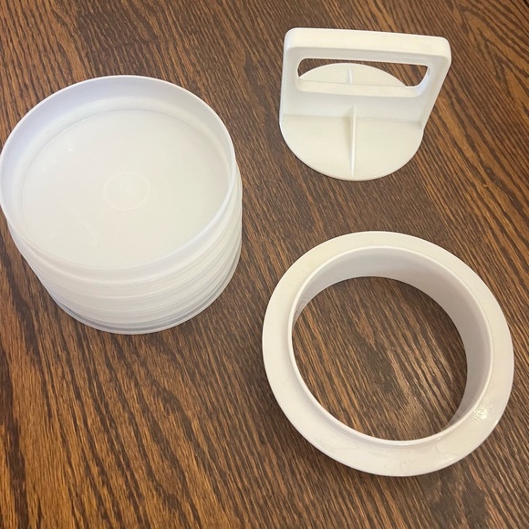 Tupperware Hamburger Press & Keeper - Picture 3 of 3